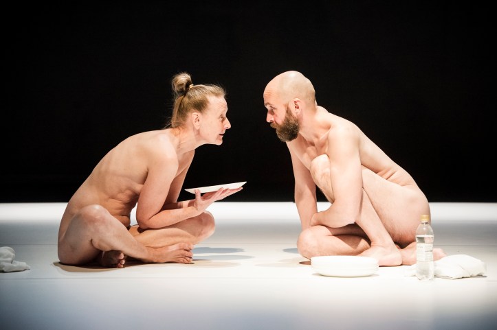 Sanna Kekäläinen ja Janne Marja-aho Hullut-tanssiteoksessa. Kuvaaja:  Uupi Tirronen 