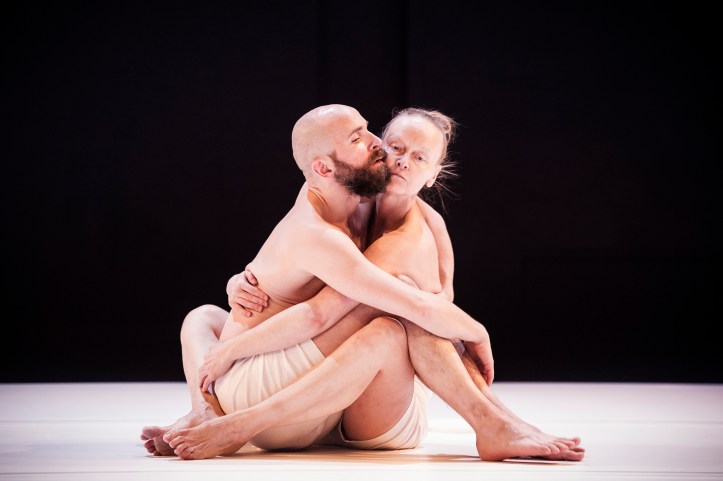 Sanna Kekäläinen ja Janne Marja-aho Hullut-tanssiteoksessa. Kuvaaja:  Uupi Tirronen 