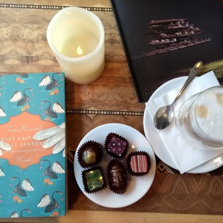 Kesyt kaipaavat, villit lentävät -kirja oli mukana omalla reissullani viime viikolla Tallinnassa. Kuva on otettu Chocolala-suklaakahvilassa vanhassakaupungissa.