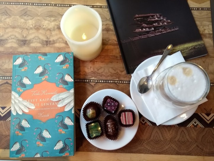 Kesyt kaipaavat, villit lentävät -kirja oli mukana omalla reissullani viime viikolla Tallinnassa. Kuva on otettu Chocolala-suklaakahvilassa vanhassakaupungissa.