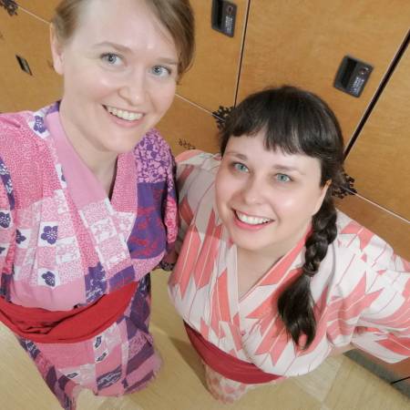 Hanna ja mä onsenin pukuhuoneessa. Kaikki postauksen kuvat ovat meidän ottamiamme.