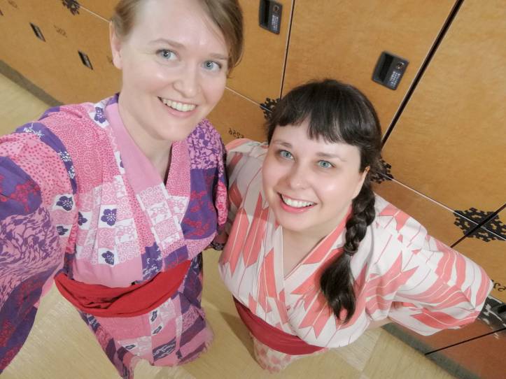 Hanna ja mä onsenin pukuhuoneessa. Kaikki postauksen kuvat ovat meidän ottamiamme.