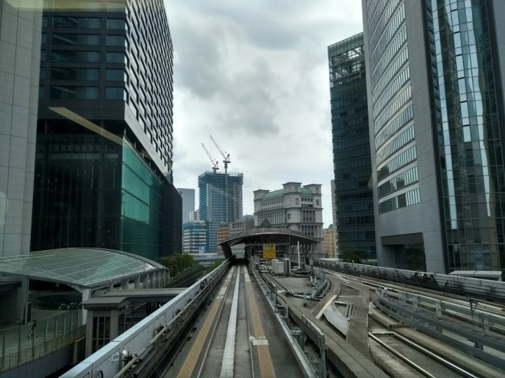 Saavumme junalla Odaibaan