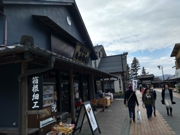 Bussi toi meidät tähän vuoristokylään Ashi-järven rannalla.