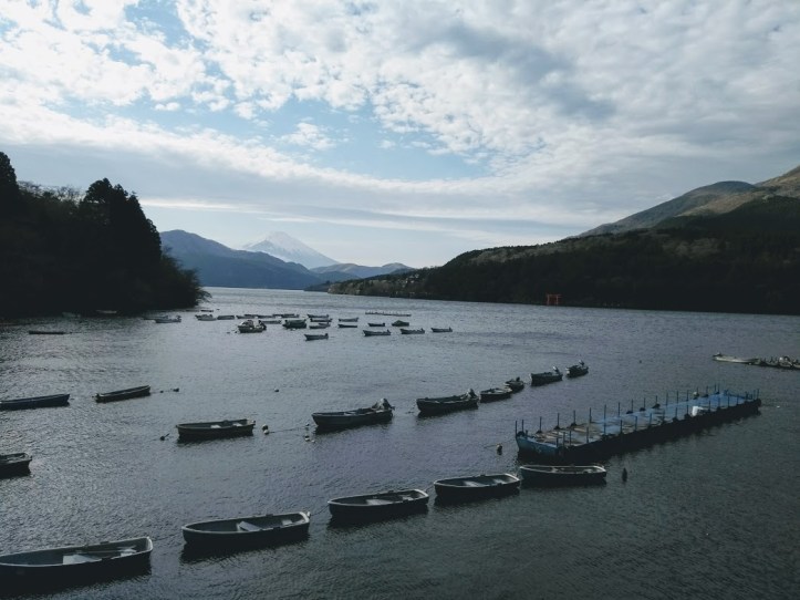 Fuji siintää kaukana järven takana.