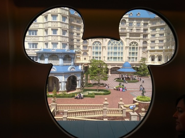 Junan ikkunasta näkyy yksi Disney Resortin hulppeista hotelleista. 