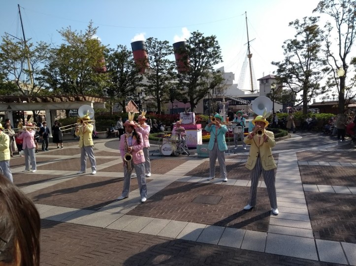  American Waterfront -alueella näimme esiintymässä Tokyo DisneySea Maritime Bandin pupukorvaiset soittajat. 