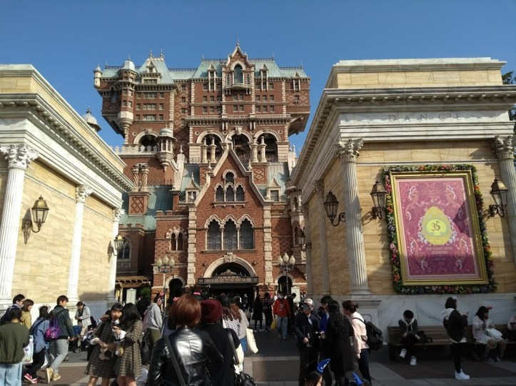 punatiilinen kauhulinna Tower of Terror