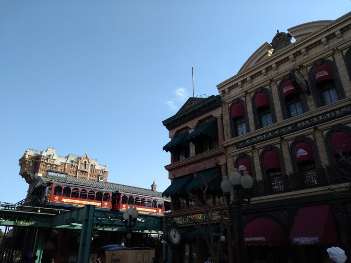DisneySea Electric Railway liikkuu kiskoilla yläilmoissa.