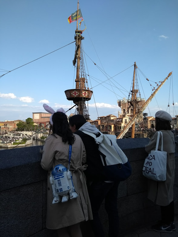 Tässä vähän kuvia huvipuistokävijöiden söpöistä Disney-asusteista.