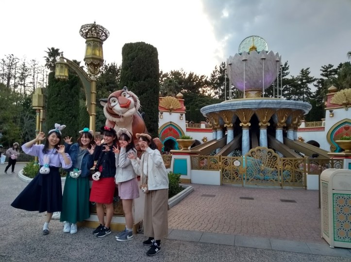 Poseerausta Jasmine's Flying Carpets -laitteen edessä, missä laitteessa mekin liihotimme lentävällä matolla.