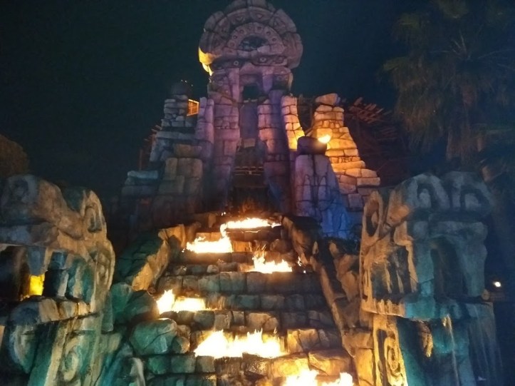 Raging Spirits -temppeli illan pimeydessä ja oikeiden tulenliekkien palaessa