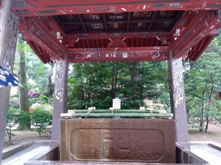 Hakaristi käsienpesualtaassa voi tuntua rajulta, mutta hakaristi on monessa uskonnossa vanhastaan käytetty symboli, joka merkitsee yleensä onnea, hyvää ja ikuista. 