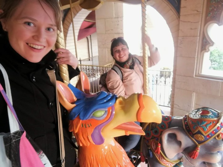 Hanna ja minä Caravan Carouselin toisessa kerroksessa. 