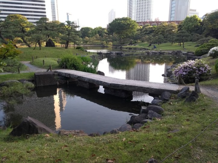 Kuvasta löytyy niin lampi, silta kuin kukkapensas, puhumattakaan kivistä. poluista ja puista.