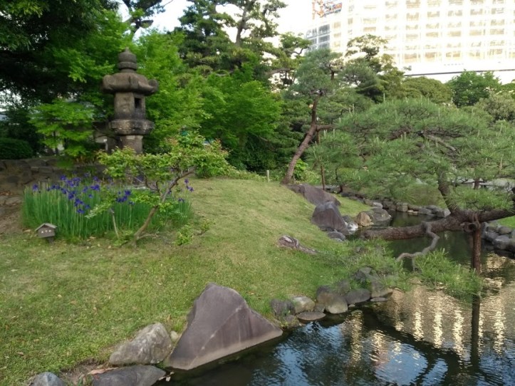 Ikegomi-gata -lyhty lammen rannalle.