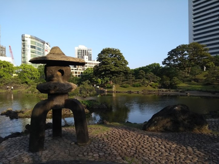 Tämä suuri ja vanha tachi-gata -lyhty on puutarhan ykkösnähtävyys. 