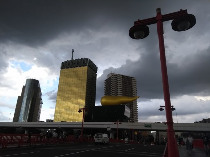 Asakusan metroasemalta ulos tullessa vastassa on tämä näyttävä maisema. Kuten pilvistä voi nähdä, taivaalta ripotteli hetken aikaa vettä, mutta sitten aurinko alkoi taas paistaa.