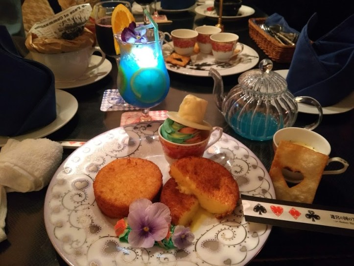 Kuvassa on tilaamani jälkiruoka, alkoholiton drinkkini ja ilmainen alkupala. 