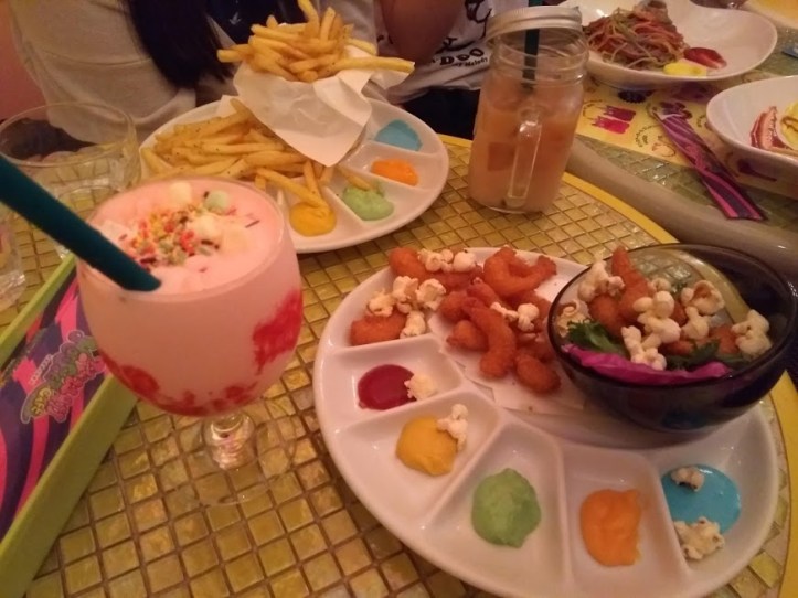 Annokseni: mansikkapirtelö vaahtokarkeilla ja kermalla sekä friteerattuja katkarapuja ja popcornia erilaisten dippuen kanssa.