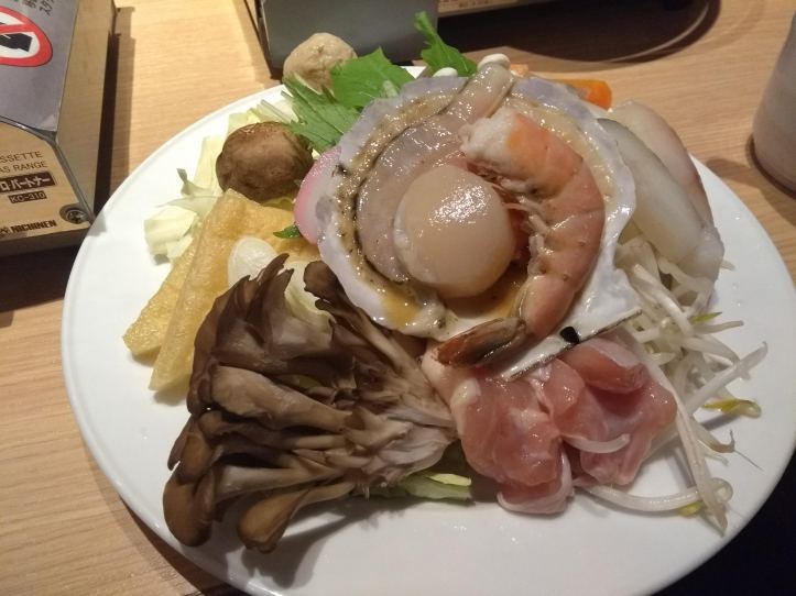 Merenelävä annokseni (tässä vielä raakana, ja mukana olikin myös kanaa)