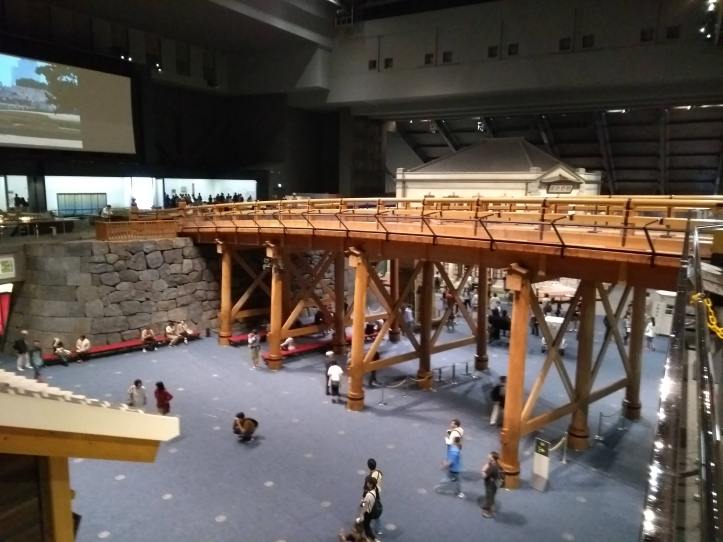 Silta johdatti aulasta museoon.