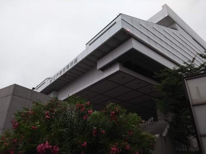 Tokyo Edo Museum. Lippuluukku ja sisäänkäynti liukuportaille löytyvät portaiden päästä olevalta suurelta tasanteelta.