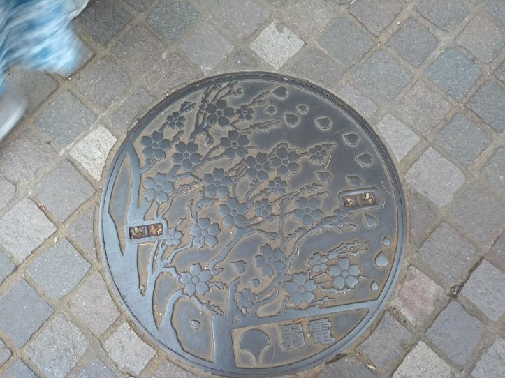 Manholes are usually pretty in Japan. 