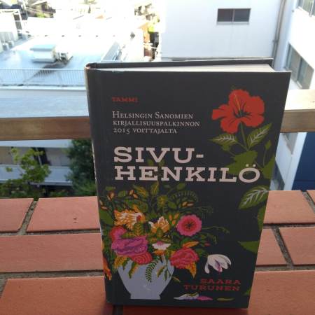 Piti viedä kirja kuvattavaksi johonkin puutarhaan, mutta otinkin nyt vain kuvan parveekkeltani :P