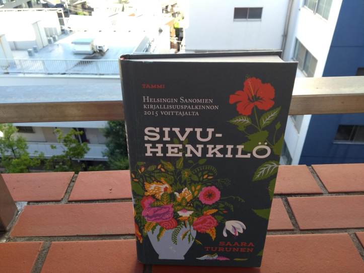 Piti viedä kirja kuvattavaksi johonkin puutarhaan, mutta otinkin nyt vain kuvan parveekkeltani :P 