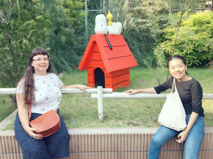 Minä ja Birdy museon pihalla (museon pihalle voi muuten kuka tahansa mennä katsomaan veistoksia, syömään terassille ja ottamaan kuvia).