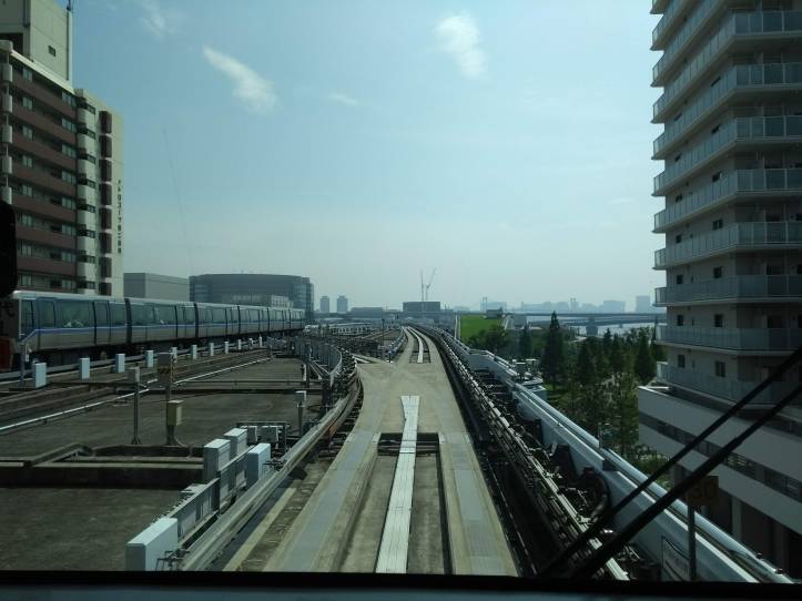 Jo matka Odaibaan on elämys, koska se tehdään ilman kuljettajaa liikkuvalla metrolla, joka kaartaa saarella yläilmoissa kaupungin ja merenlahden ylitse. Pääsin onnekkaasti istumaan metron ensimmäiseen vaunun ensimmäiseen penkkiriviin, josta oli hyvät näkymät. 