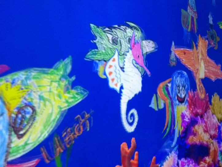 Väritin tuon kuvan merihevosen. Hyllyssä on valmiiksi valittavissa erilaisia mereneläviä, jotka voi värittää haluamallaan tavalla ja ne skannataan sitten liikkumaan seinälle. 