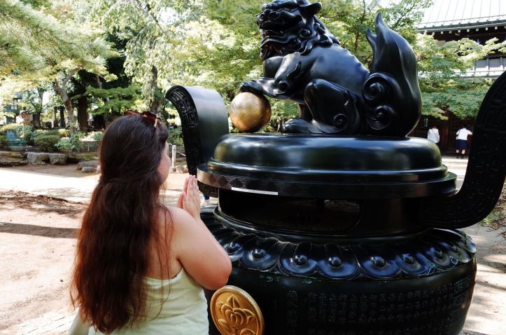 Sytytimme suitsukkeet ja "rukoilimme" temppelin pihalla