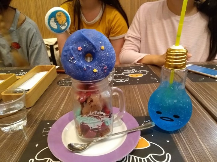 Annokseni oli todella herkullinen! Juomissa taas vilkkuvat valot ja pullon saa ottaa mukaansa. 