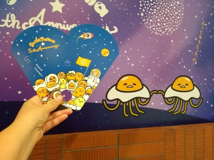 Lähtiessämme saimme jokainen mukaamme tällaisen paperiviuhkan.