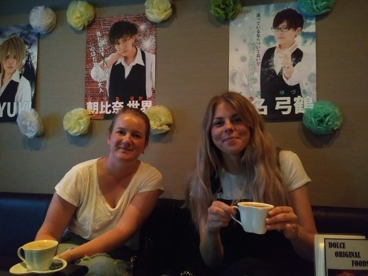 Madeleine ja Linda kahvilla Queen Dolcessa. 