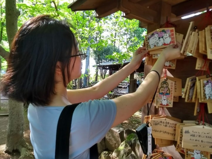 Jiyoo kirjoitti toiveensa ema-puulaattaan ja jätti laatan temppelille.