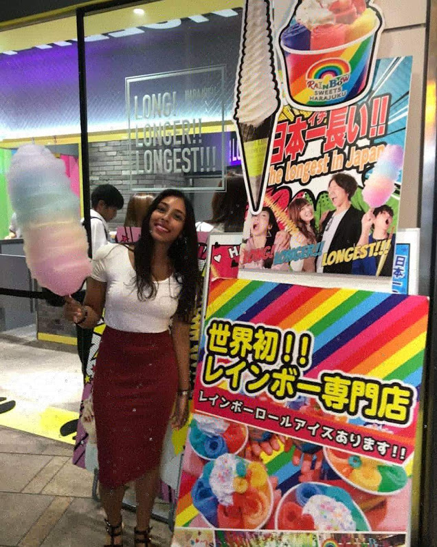 Hollantilainen ystäväni Sana Long Longer Longest -kahvilan edessä 