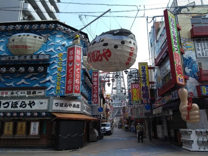 Kaksi ylintä kuvaa ovat hotellini läheltä ravintola- ja kauppa-alueelta.