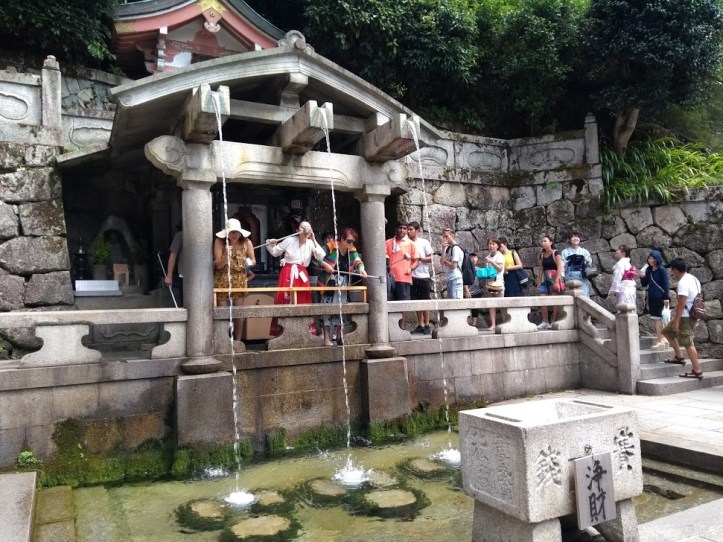 Tähän vesilähteelle jonotettiin juomaan (oli muuten yllättävän haastavaa)