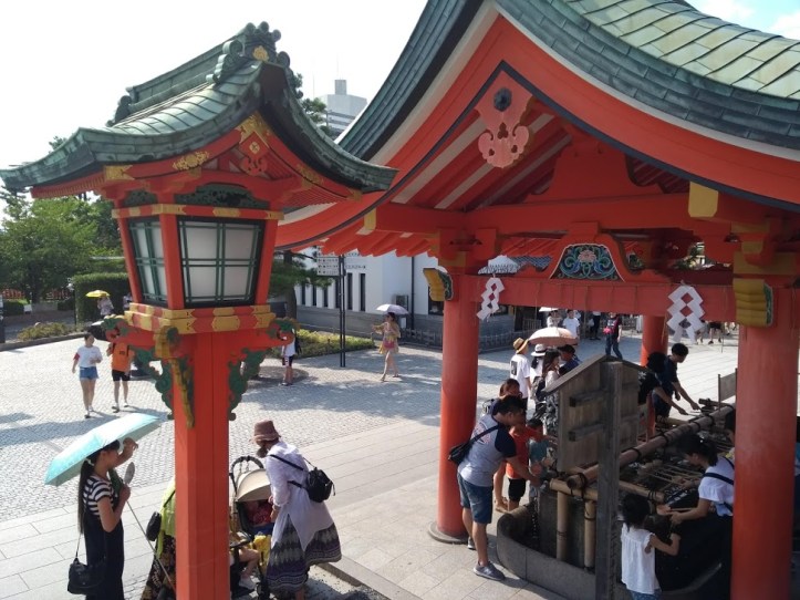 Japanilaisissa pyhäköissä on aina pihalla käsienpesualtaita.