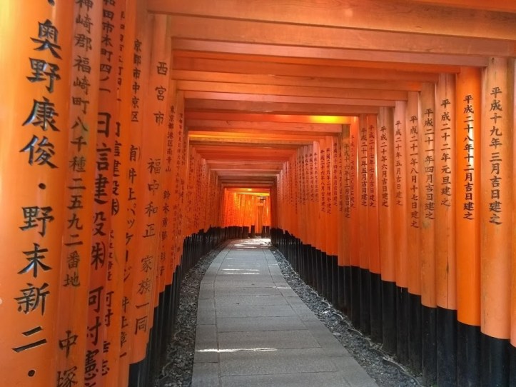 Fushimi Inari -pyhäkkö (Taisha) on kuuluisa oranssinpunaisista porteistaan (torii), jotka on aseteltu käytävien muotoon.