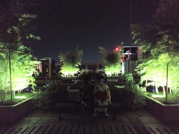 Kioton aseman kattoterassi bambuistutuksineen. 