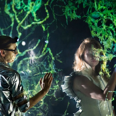 Kuvassa ovat Kati Outinen ja Aino Venna. Kuvaaja on Kastehelmi Korpijaakko / Kansallisteatteri.