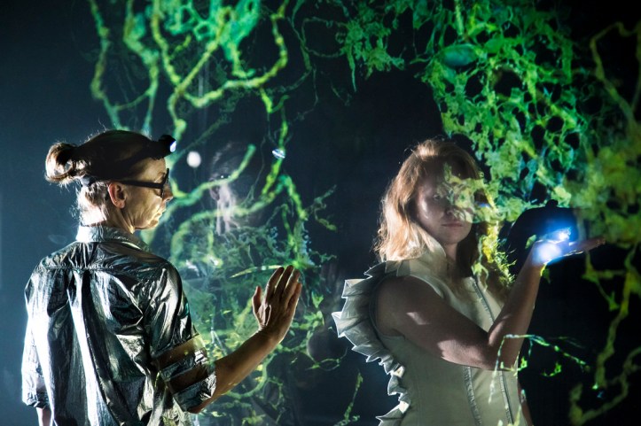 Kuvassa ovat Kati Outinen ja Aino Venna. Kuvaaja on Kastehelmi Korpijaakko / Kansallisteatteri.