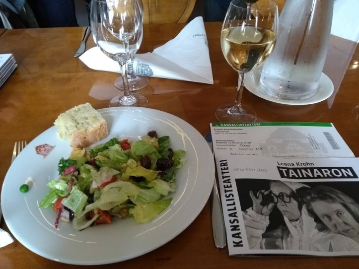 Ennen esitystä nautimme iltapalaa ja viiniä Kansallisteatterin toisen parven lämpiössä. Taiteilijatapaamisessa tapasimme muusikko Jussi Tuurnan ja näyttelijä Tiina Weckströmin, jotka ovat molemmat mukana musiikkiteatteriesityksessä Musta Saara.