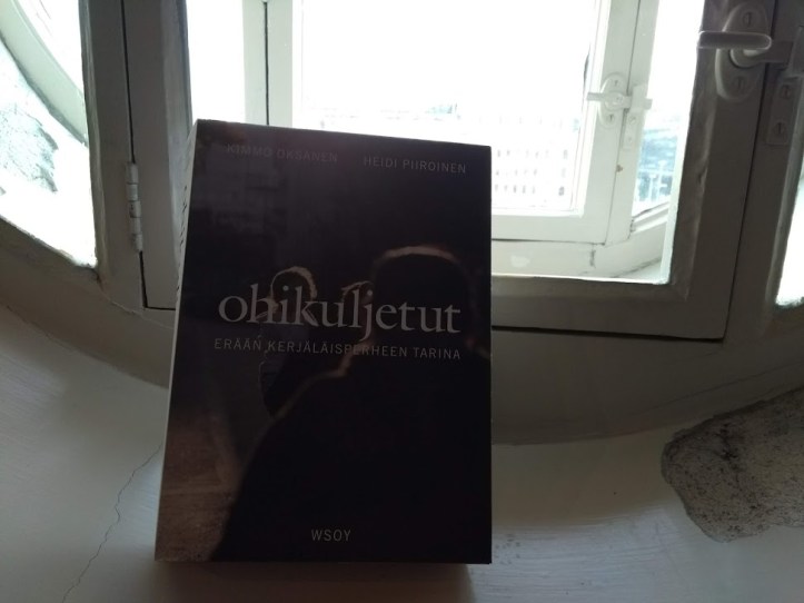 Bloggariklubin illan kirjailijavieraana oli Kimmo Oksanen, joka on tehnyt Heidi Piirosen kirja Ohikuljetut kertoo unohdetun tarinan romanikerjäläisistä