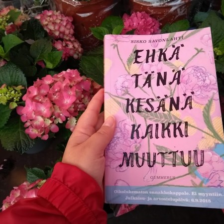 Kävin ottamassa kuvan tänään Helsingin Kansainvälisillä Suurmarkkinoilla Lasipalatsin aukiolla. Myös kirjassa puhutaan leikkokukkien ostamisesta.