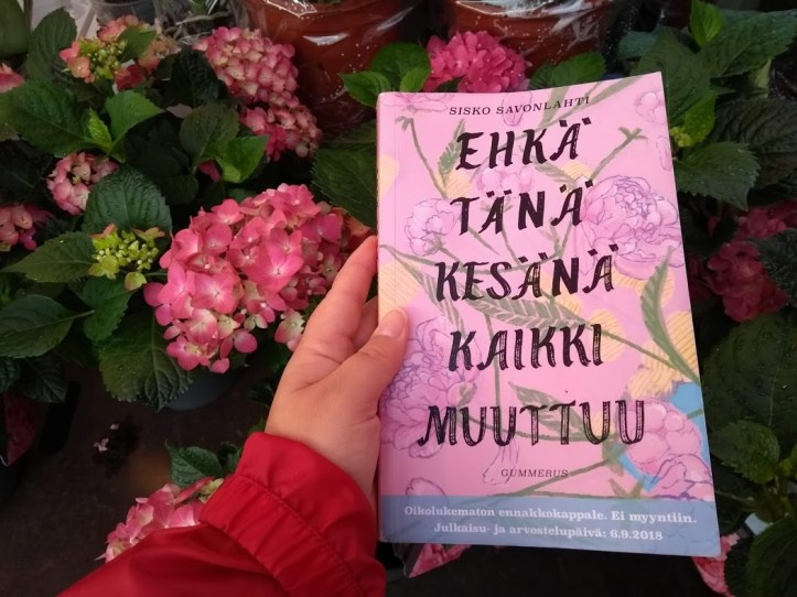 Kävin ottamassa kuvan tänään Helsingin Kansainvälisillä Suurmarkkinoilla Lasipalatsin aukiolla. Myös kirjassa puhutaan leikkokukkien ostamisesta.